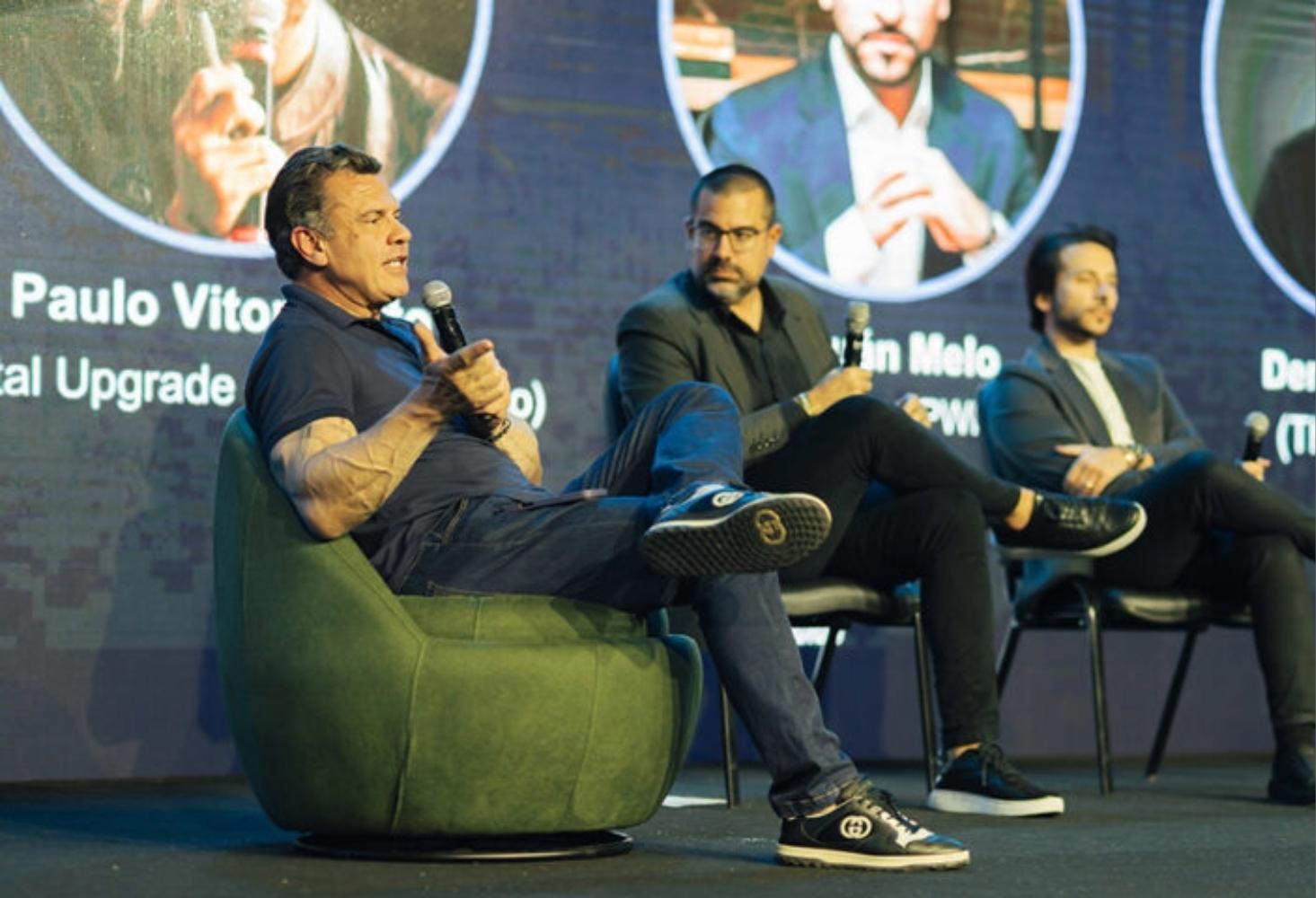 Lásaro do Carmo Jr., Paulo Vitor Porto e Raduán Melo no palco de uma edição da Turnê Crise é o Cacete