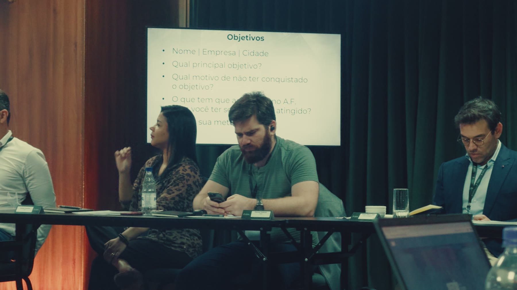 Participantes discutindo os objetivos do encontro