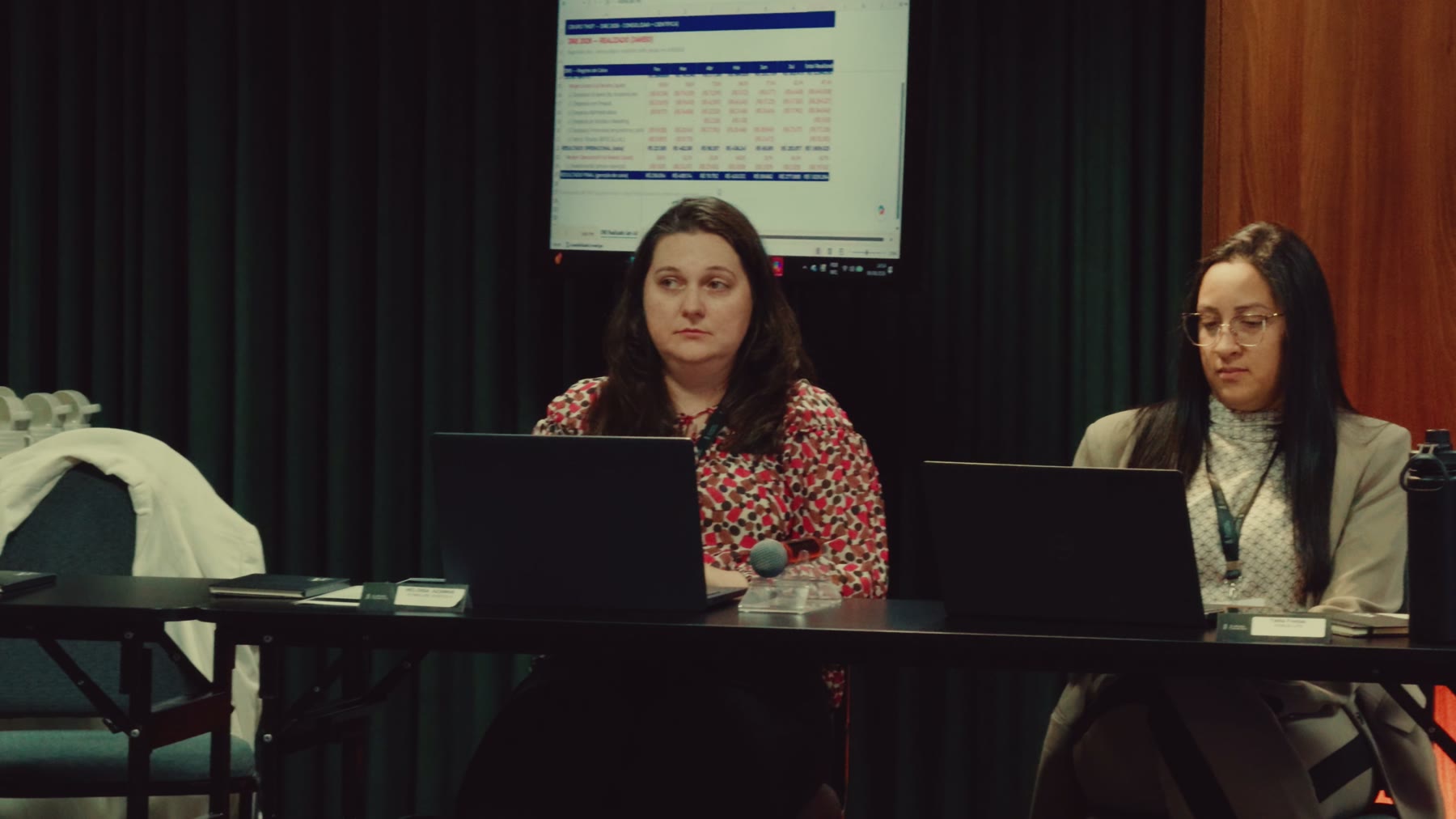 Participantes acompanhando as demonstrações financeiras projetadas na tela