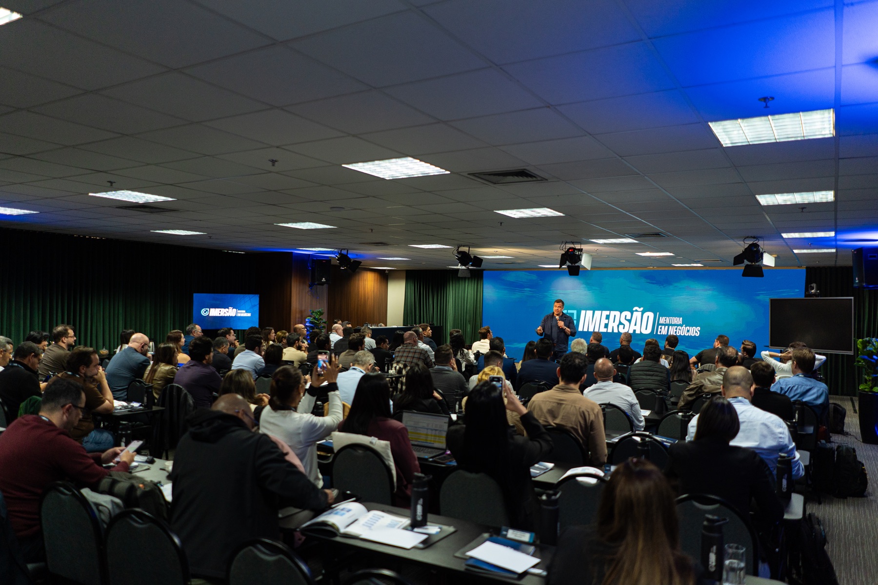 Auditório cheio em evento da Capital Upgrade