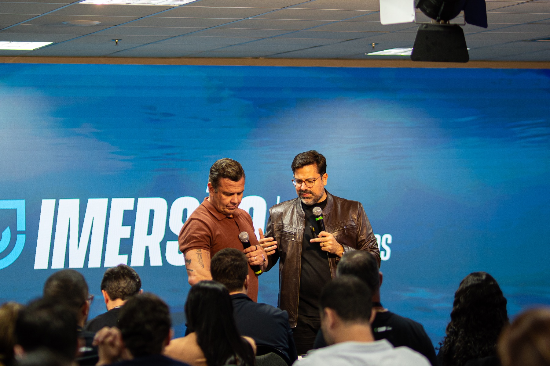 Lásaro do Carmo Jr. e Paulo Vitor Porto no palco da Imersão em Negócios