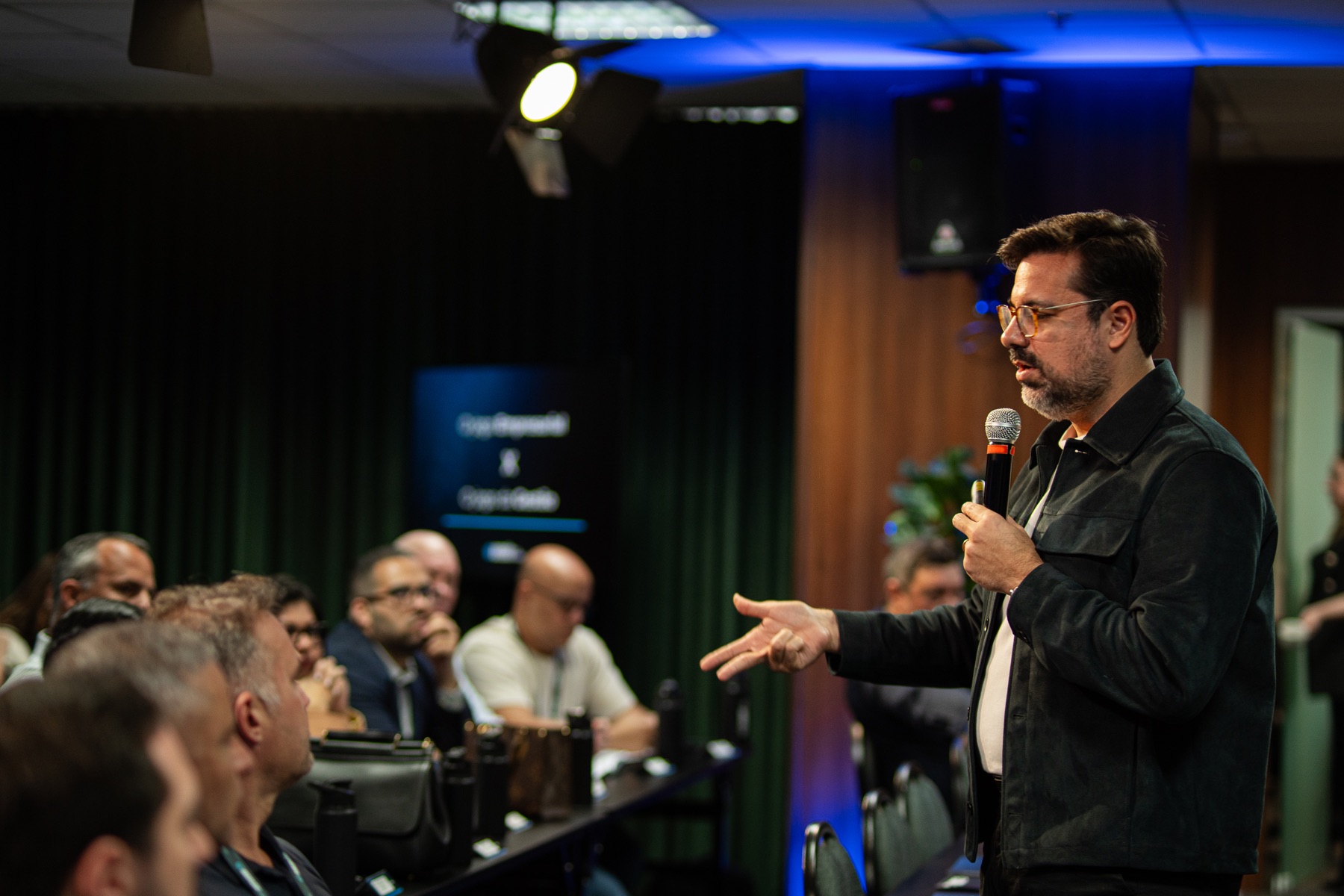 Paulo Vitor Porto conduzindo um bloco