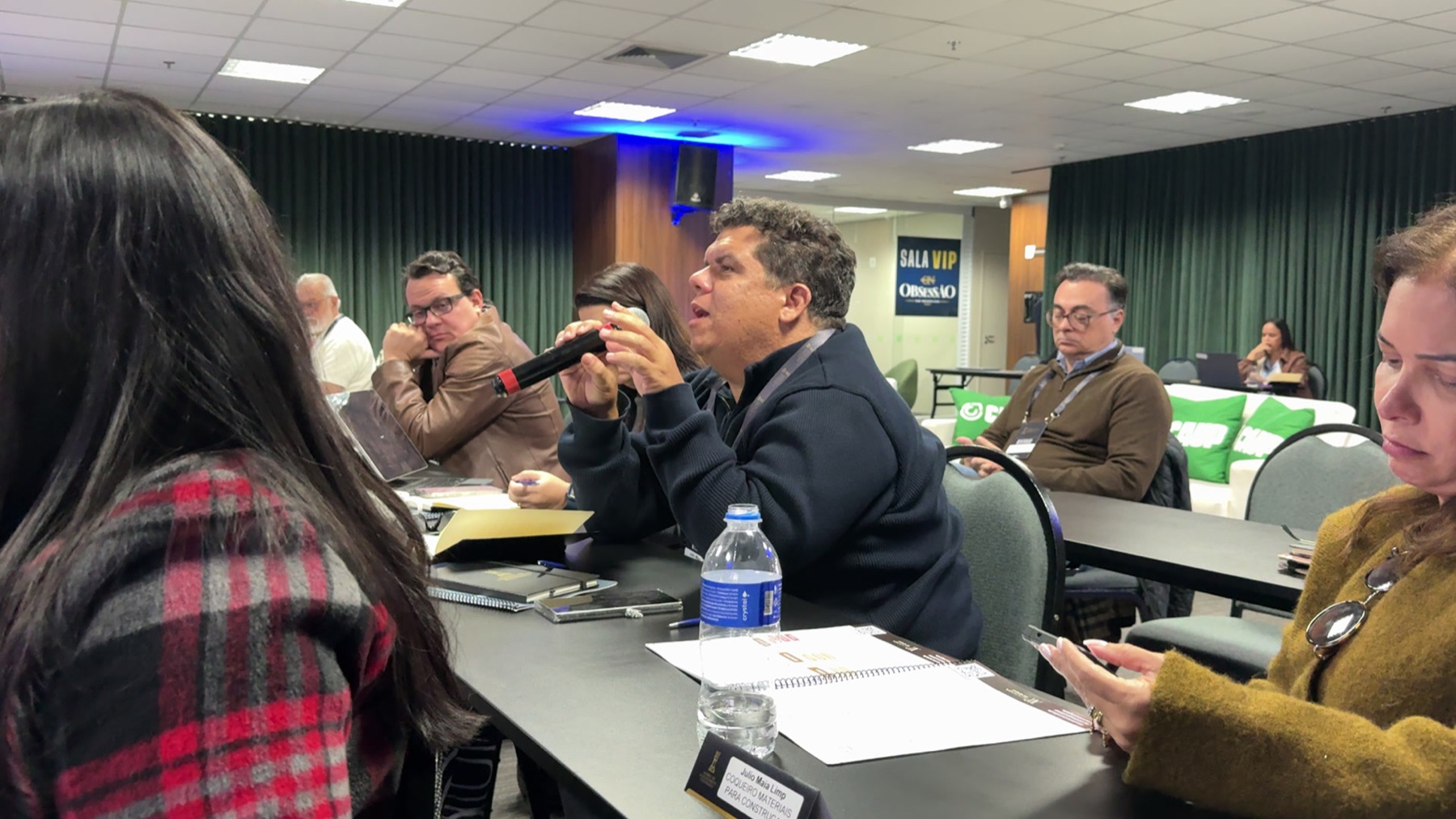 Participante apresentando um desafio de liderança com o microfone durante a mentoria