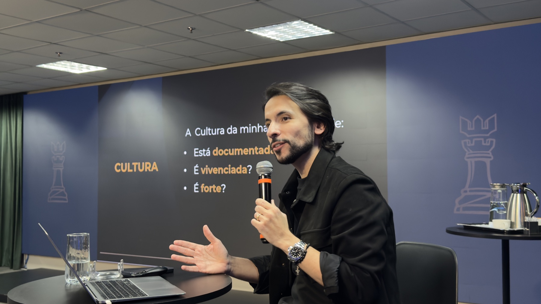 Raduán Melo conduzindo a Academia da Liderança