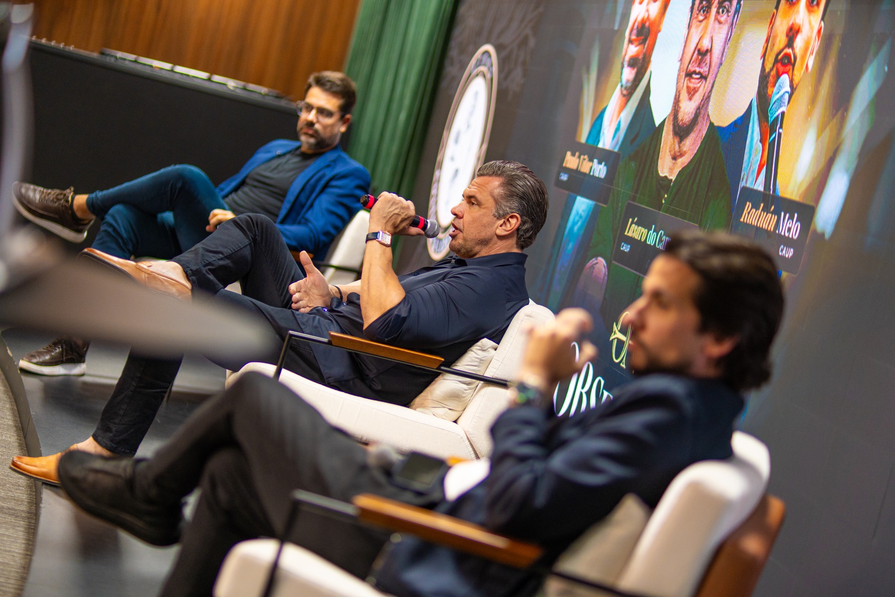 Lásaro do Carmo Jr., Paulo Vitor Porto e Raduán Melo no palco do Obsessão em Negócios