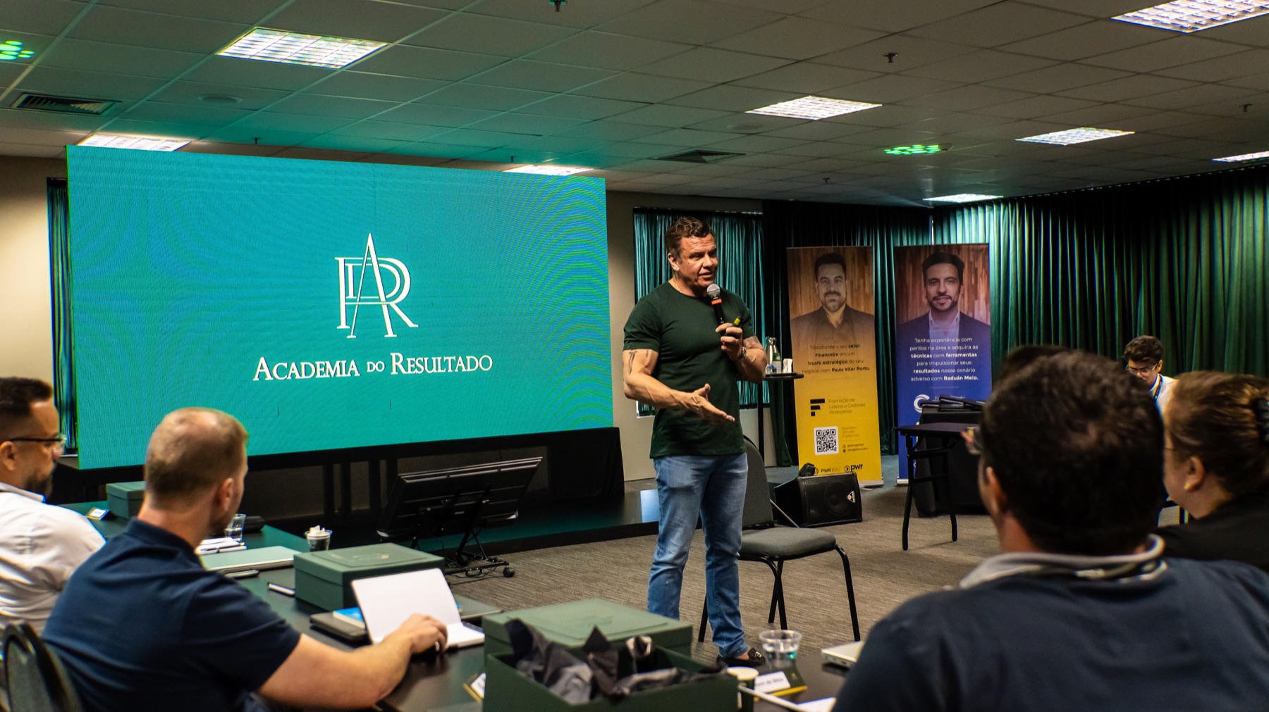 Sala do encontro com a turma reunida e o mentor conduzindo