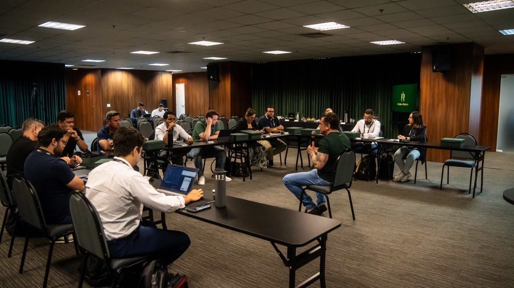 Turma trabalhando os números das empresas nos computadores