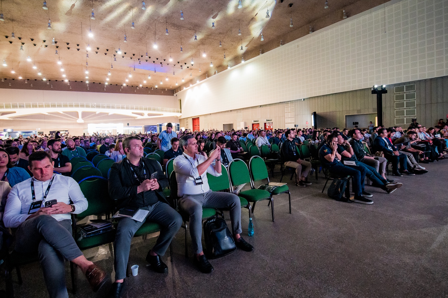 Donos de empresa acompanhando o evento