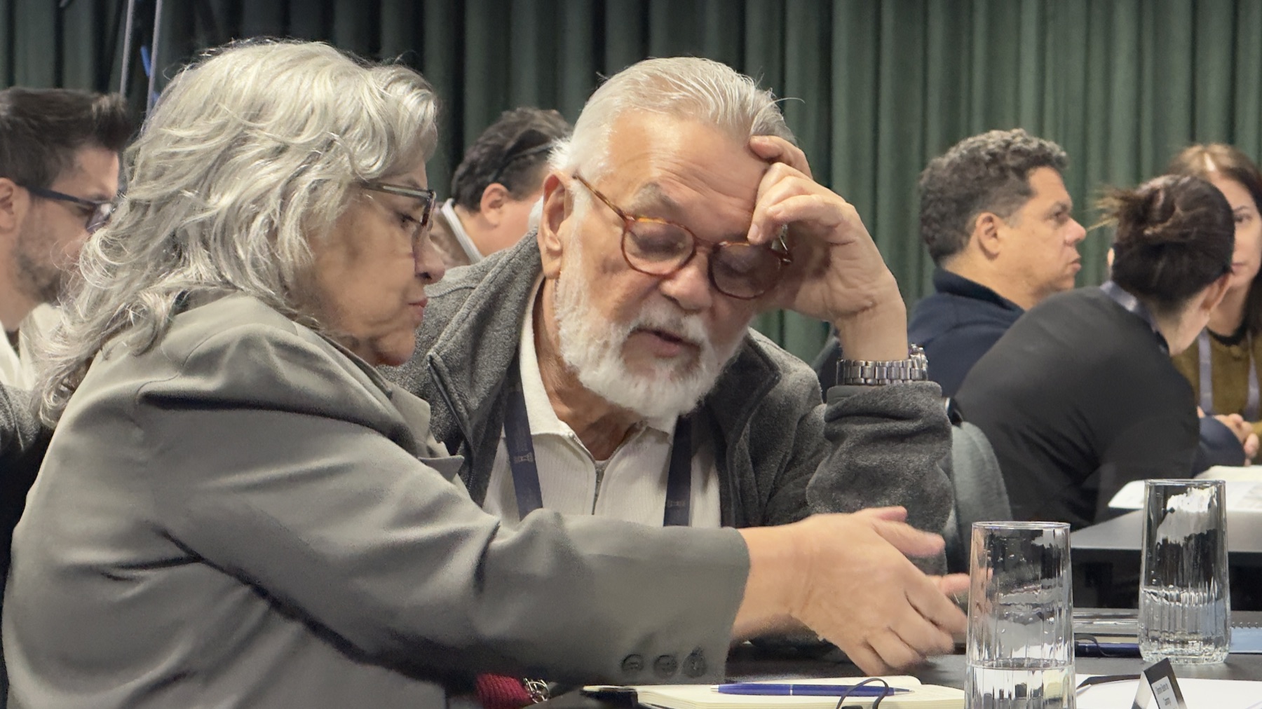 Participantes analisando os números da empresa no material do encontro